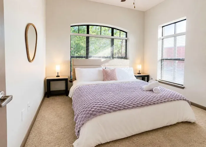 2br Modern Downtown Near Bok Center *