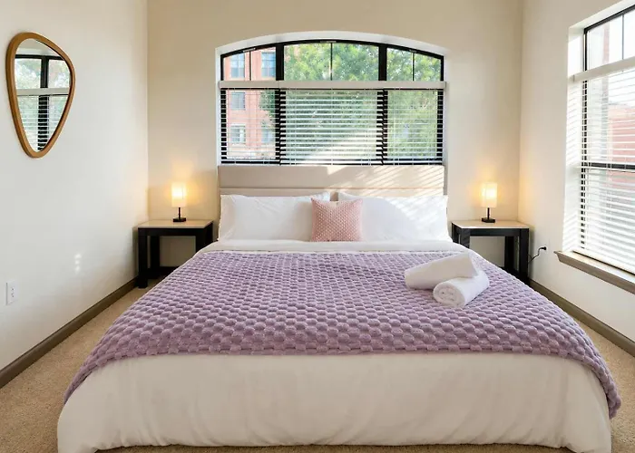 2br Modern Downtown Near Bok Center Apartment *