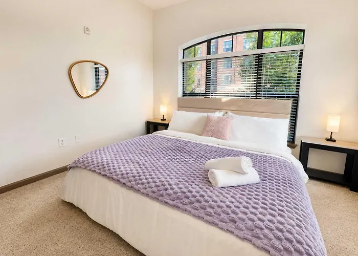2br Modern Downtown Near Bok Center Apartment